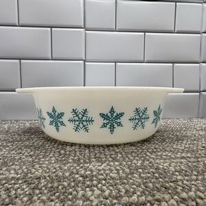 Vintage PYREX 043‎ Oval Casserole White with Turquoise Snowflake Pattern 1.5 Qt